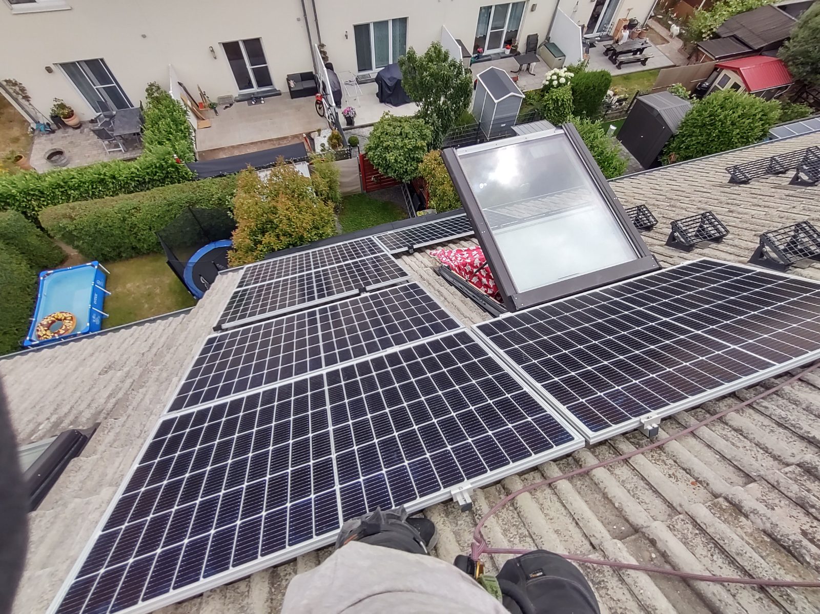 PV-Anlage auf Reihenhaus mit Dachfenster