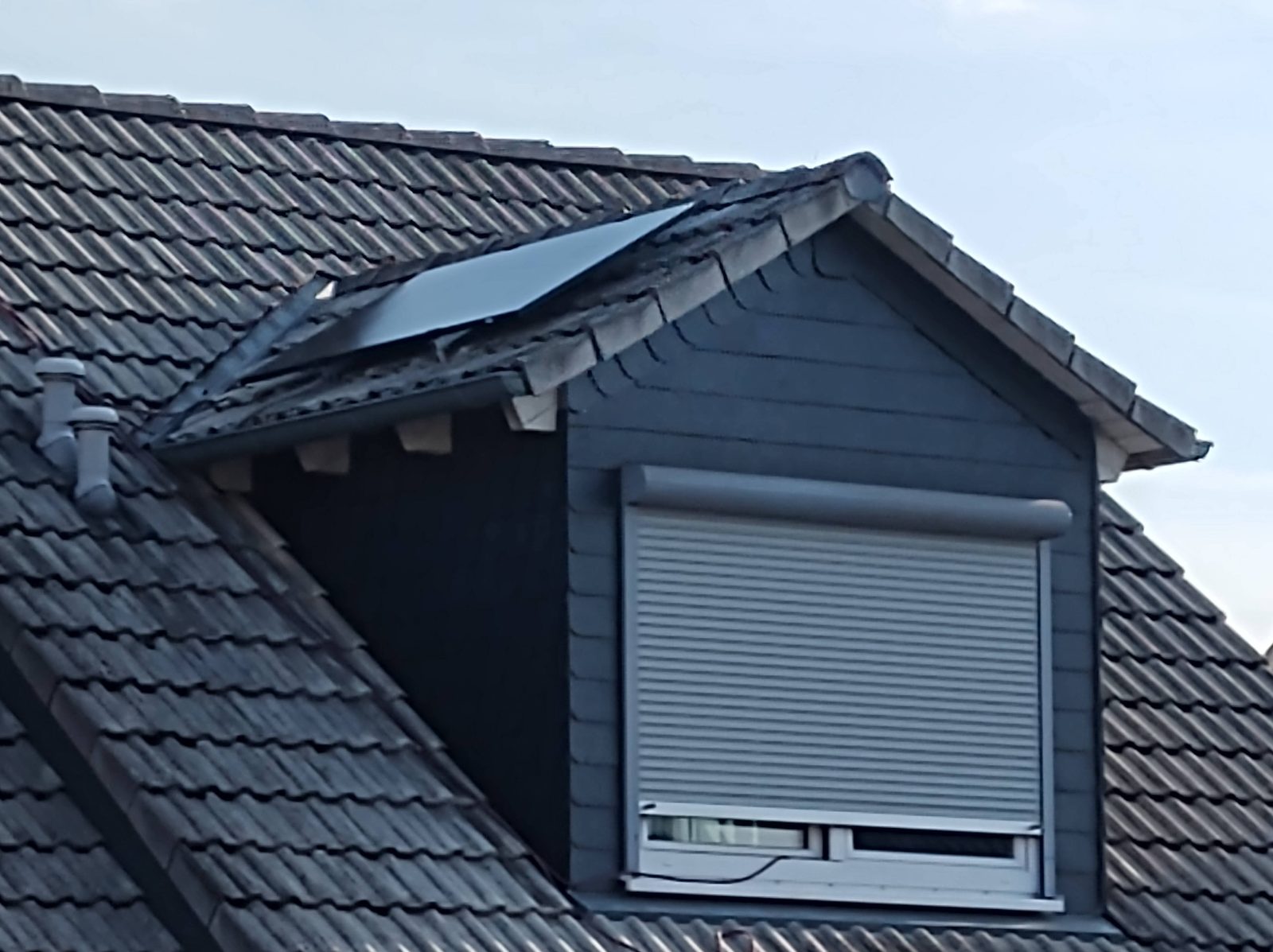 BXBM bei der Montage an einem Wohnhaus